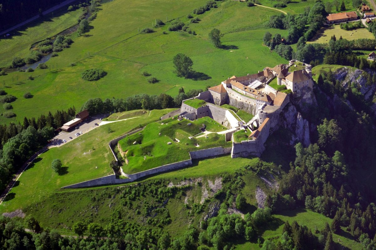 Château de Joux — Visiter un château — La Cluse-et-Mijoux