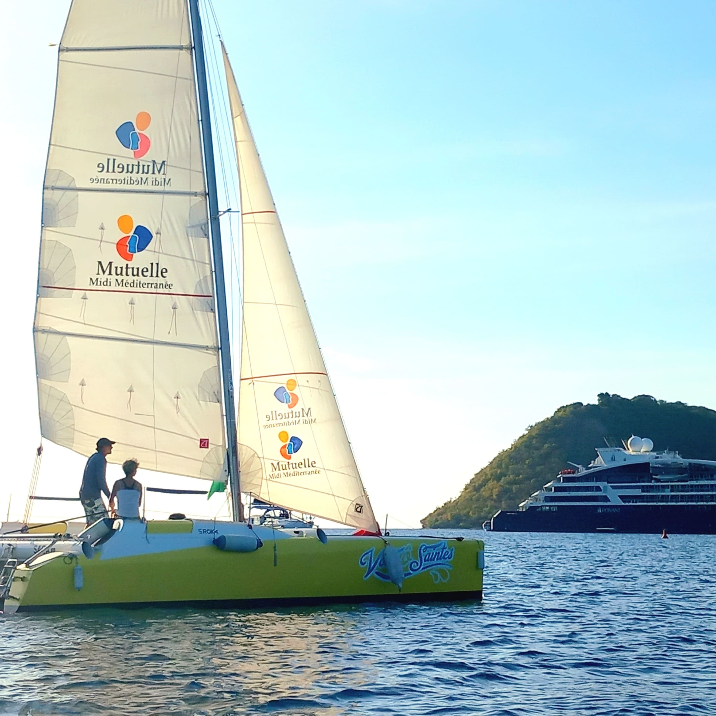 Matinée en catamaran à voile dans Les Saintes