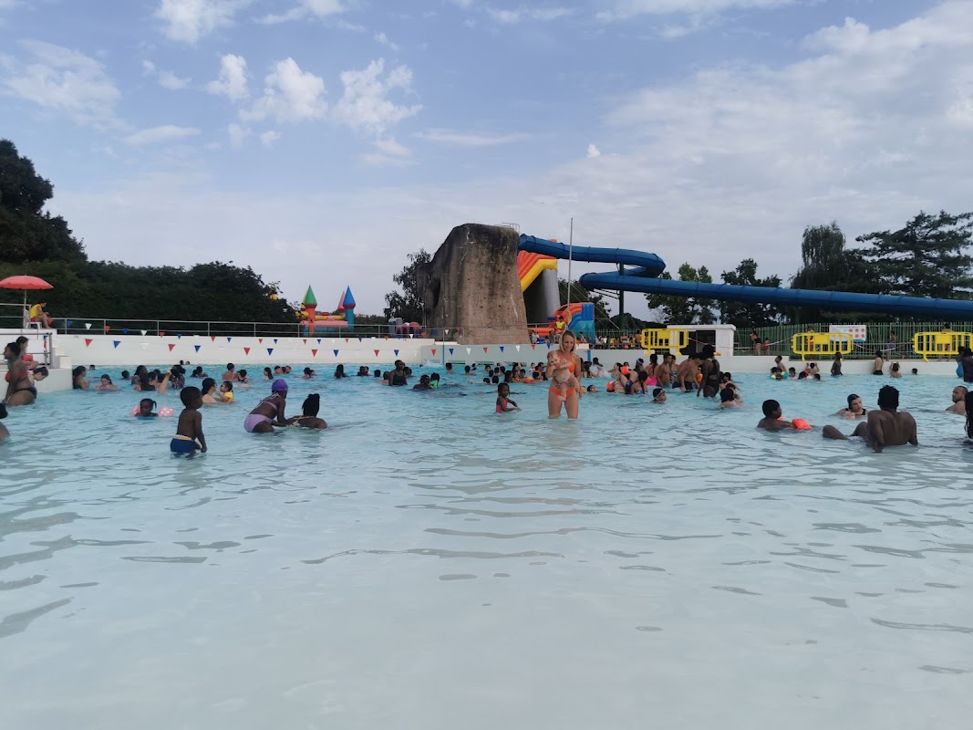 Piscine à vagues – Île de loisirs de Créteil — Centre Aquatique — Créteil