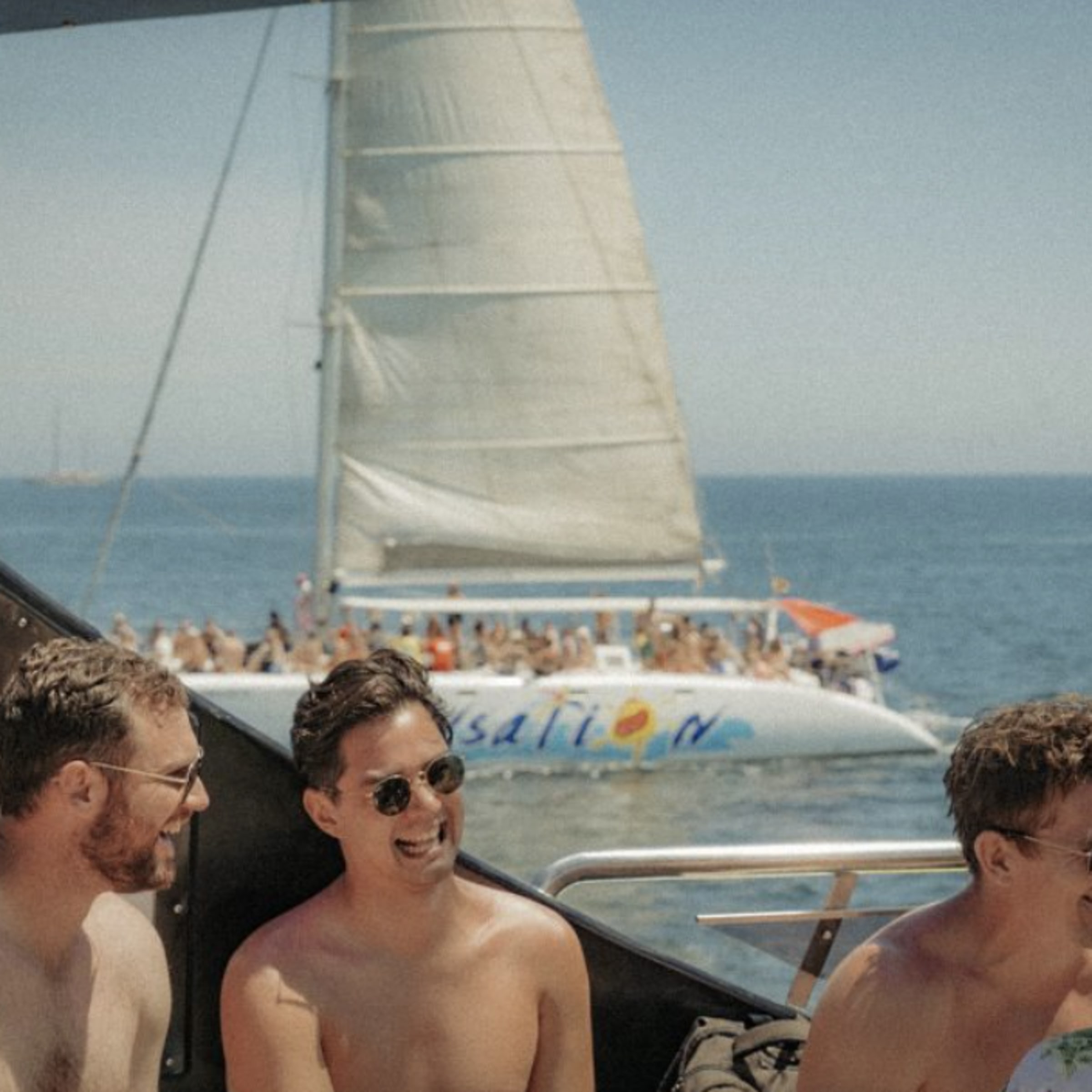 Croisière festive : boat party avec pause baignade et collation à Barcelone