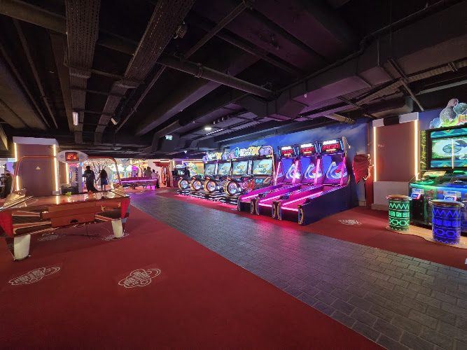 La Tête dans les Nuages Paris Les 4 Temps - La Défense — Arcade et Aires de jeux en intérieur pour adultes & enfants — Puteaux