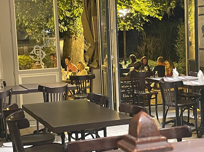 Restaurant des Grottes – table face à la cascade de Baume-les-Messieurs — Restaurants avec vue — Baume-les-Messieurs