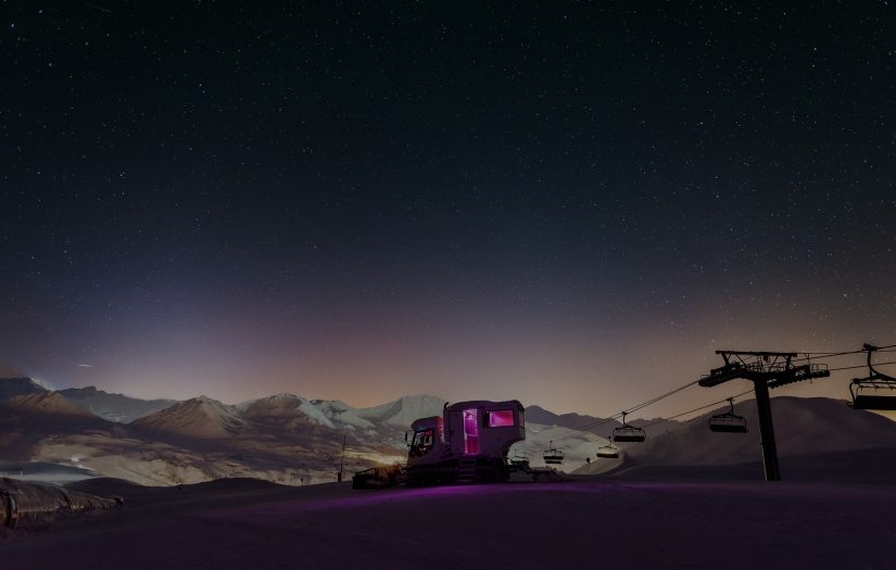 Over The Moon - Nuit dans une dameuse face au Mont-Blanc