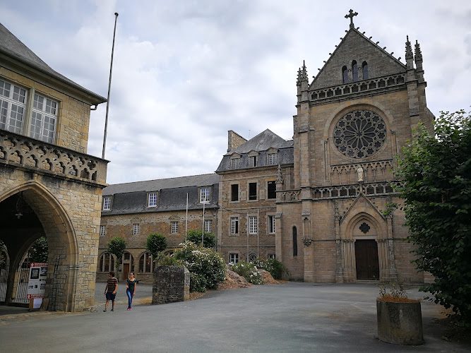 Arrêt du Petit Train de Dinan — Petit train touristique — Dinan