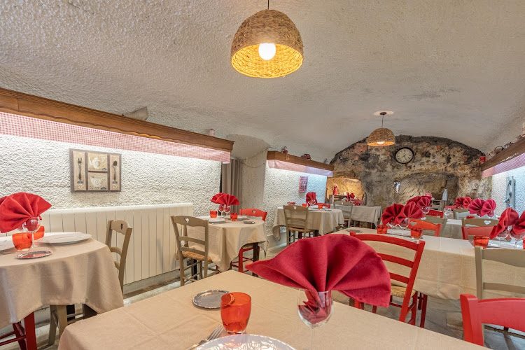 Restaurant Du Pigeonnier — Repas dans une grotte aménagée — Saint-Martin-le-Beau