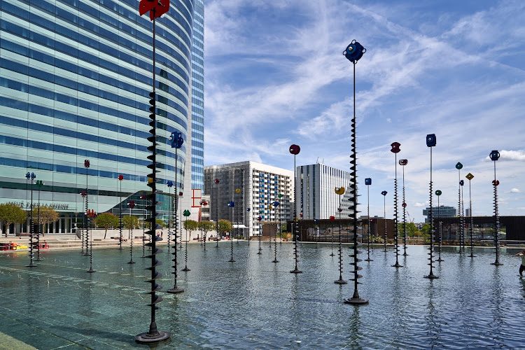 Bassin Takis - œuvre lumineuse du musée à ciel ouvert de La Défense — Musées d'art — Courbevoie