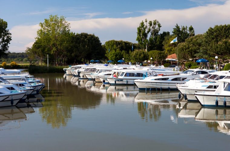 Le Boat Port Cassafières - bateau habitable sans permis en Camargue — Location de bateaux sans permis — Portiragnes