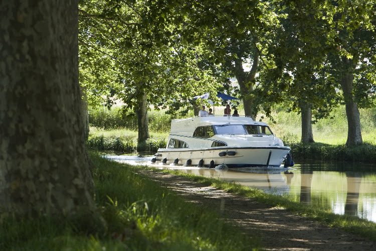 Le Boat Trèbes — Location de bateaux sans permis — Trèbes