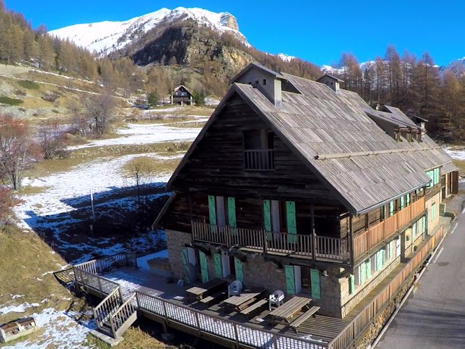 Refuge la Cantonnière - ancienne maison cantonnière accessible par la route à Estenc — Refuges de montagne — Entraunes