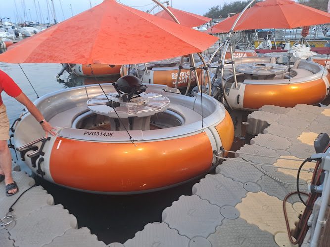 Barbecue Boat Cap d’Agde - bateau barbecue sans permis jusqu’à 10 personnes — Location de bateaux sans permis — Cap d’Agde