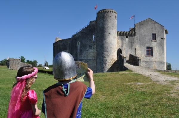 Château de Mélusine et son parc de loisirs médiéval — Parcs à thème — Saint-Jean-d'Angle