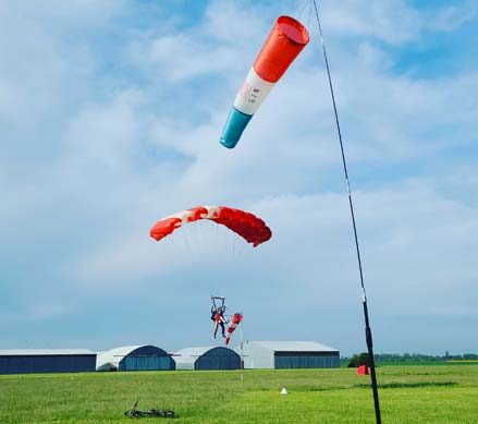Flyattitude Parachutisme — Saut en Parachute - Tandem — Vimory