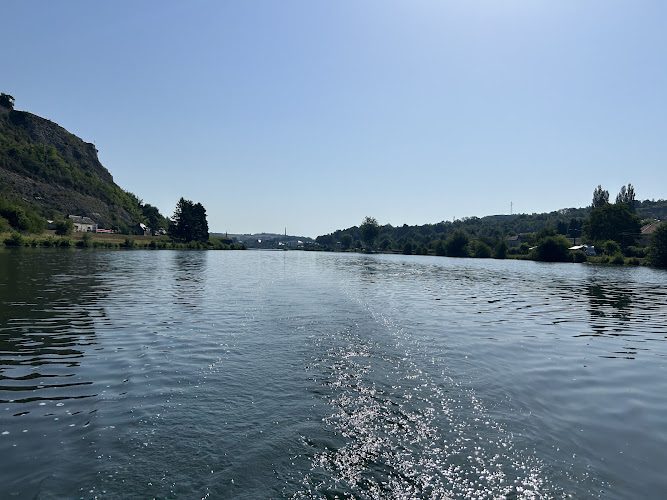 Captain d'Ô Douce - piloter un bateau électrique sans permis sur la Meuse - Location de bateaux sans permis - Givet