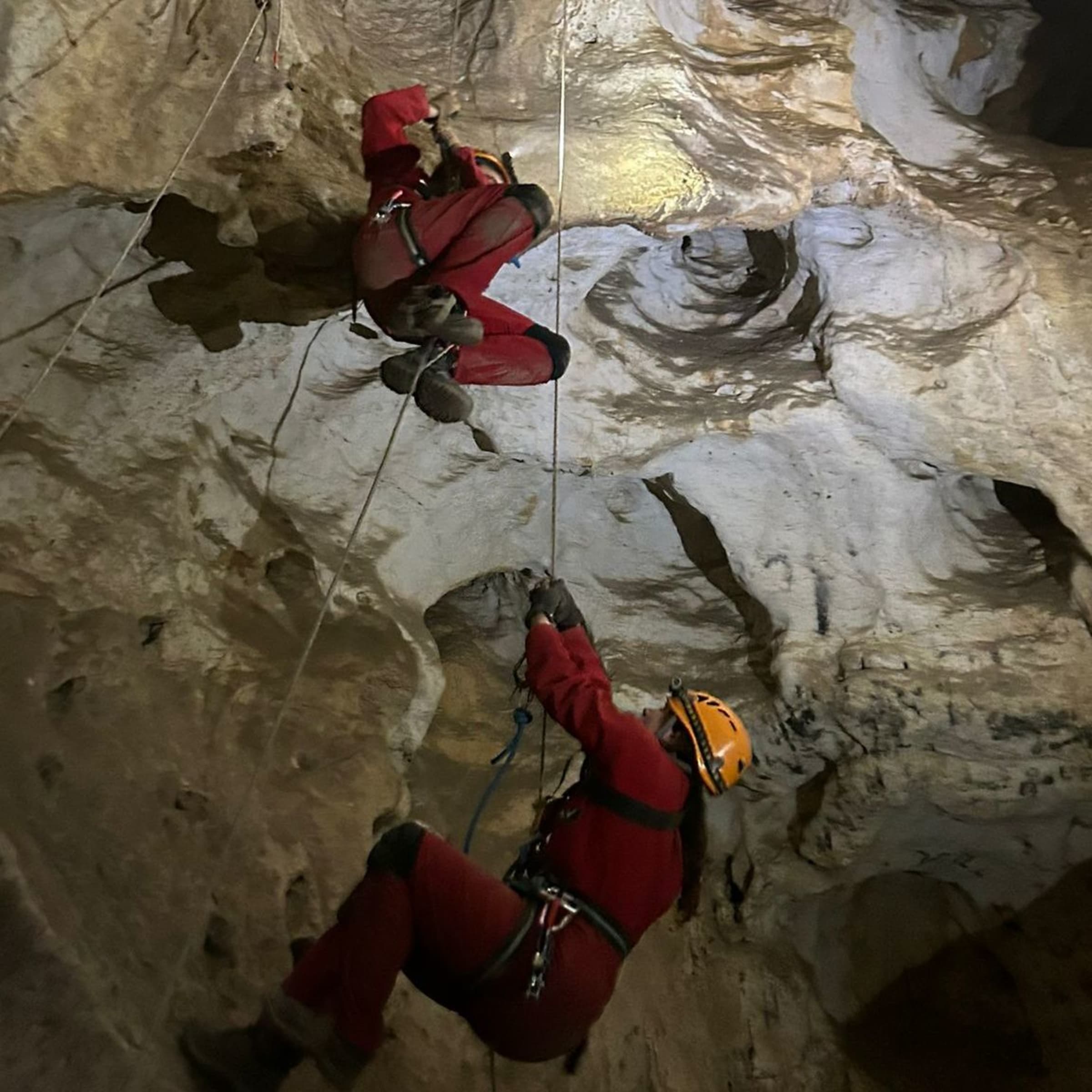 Spéléologie dans le Gouffre des Eaux Chaudes