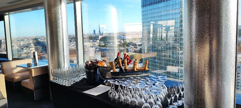 Skyline Paris Lounge & Bar - rooftop panoramique du Meliá La Défense — Bars sur les toits avec vue panoramique — Courbevoie