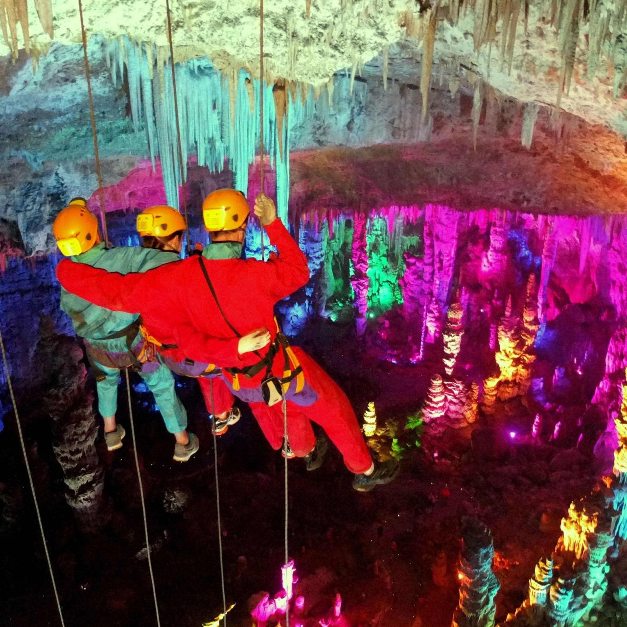 Spéléologie dans la Grotte de La Salamandre