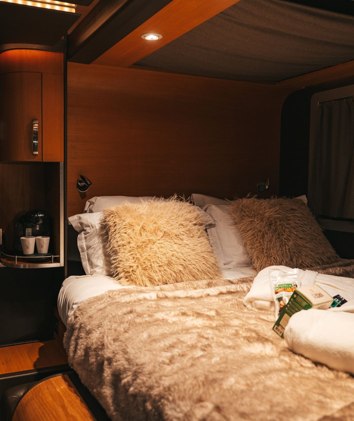 Over The Moon - Nuit dans une dameuse face au Mont-Blanc