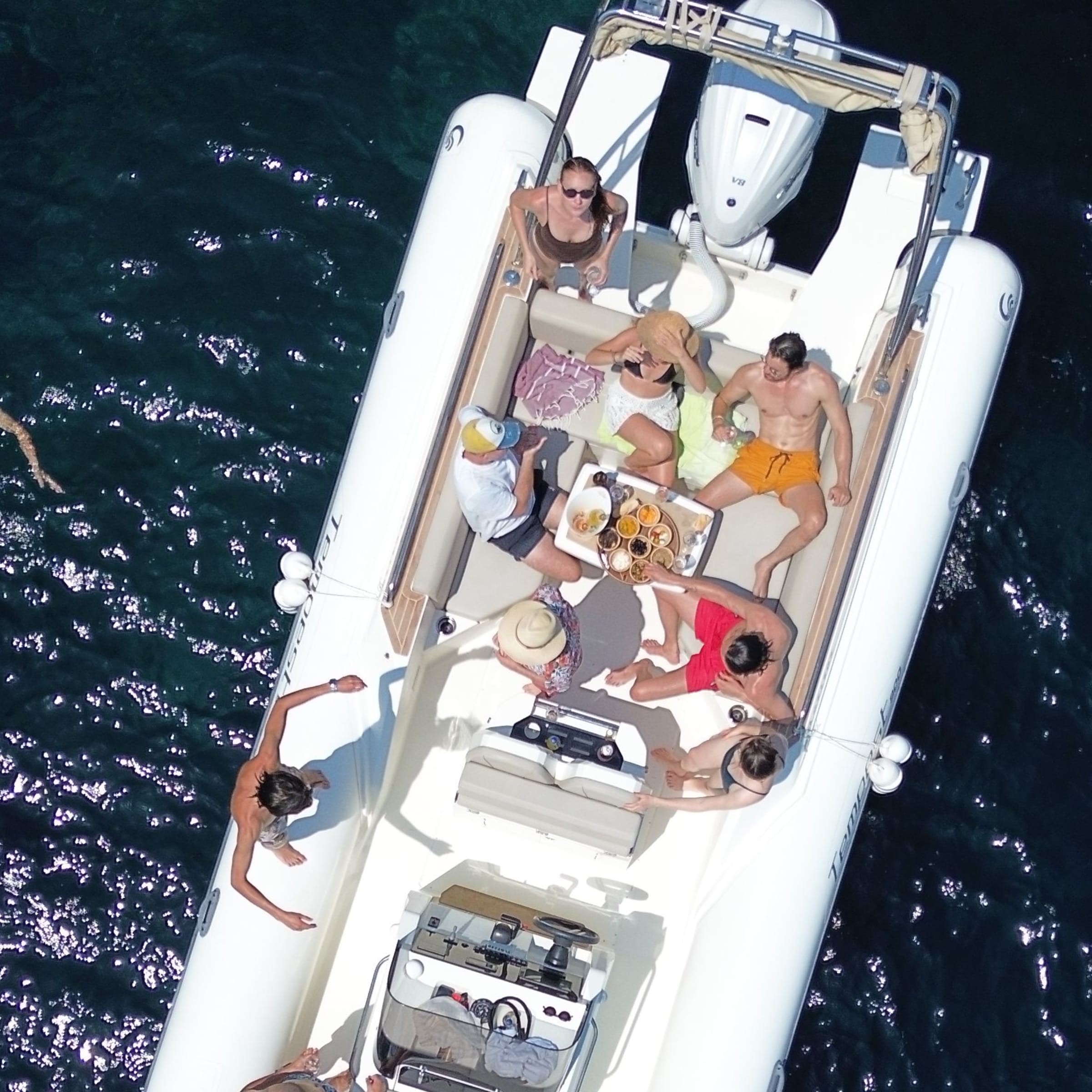 Apéritif en mer sur un bateau privatisé vers Porquerolles