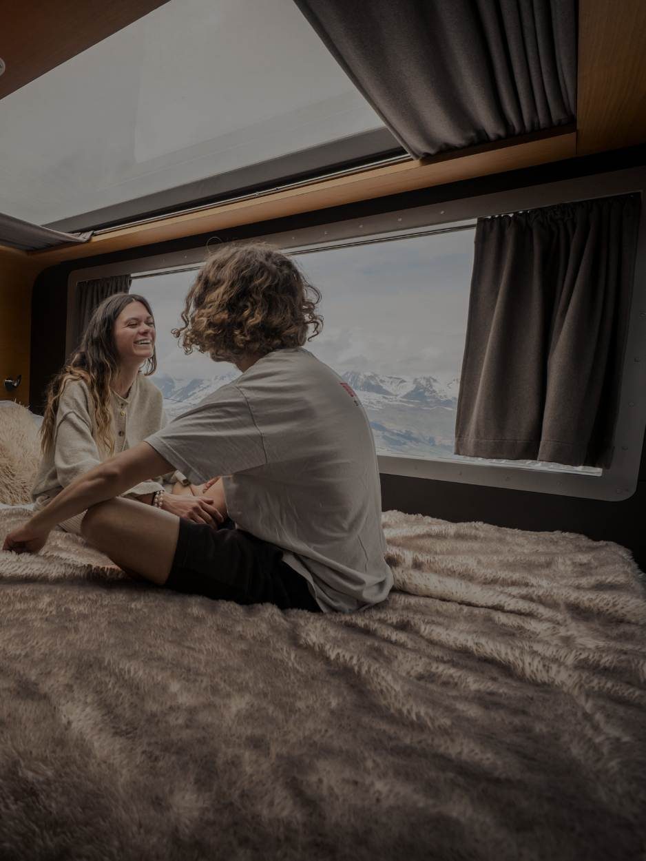 Over The Moon - Nuit dans une dameuse face au Mont-Blanc