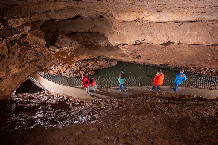 Grottes d’Azé - rivière souterraine et grotte préhistorique sur 2 km — Azé