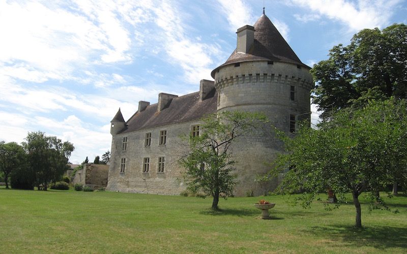 Château de Bayers - visite guidée des intérieurs et vue sur la Charente — Visiter un château — Aunac-sur-Charente