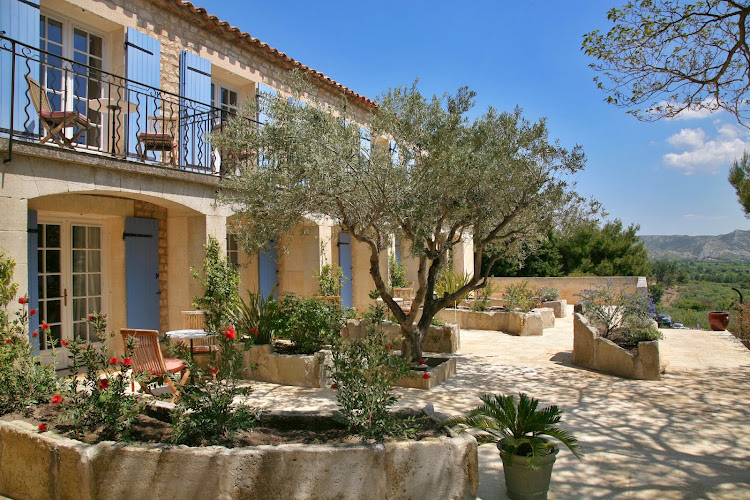 LE MAS D'AIGRET Hôtel Restaurant — Repas dans une grotte aménagée — Les Baux-de-Provence