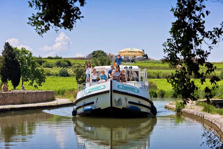 Riverly Négra (Locaboat) - bateau habitable sans permis sur le canal du Midi — Location de bateaux sans permis — Montesquieu-Lauragais