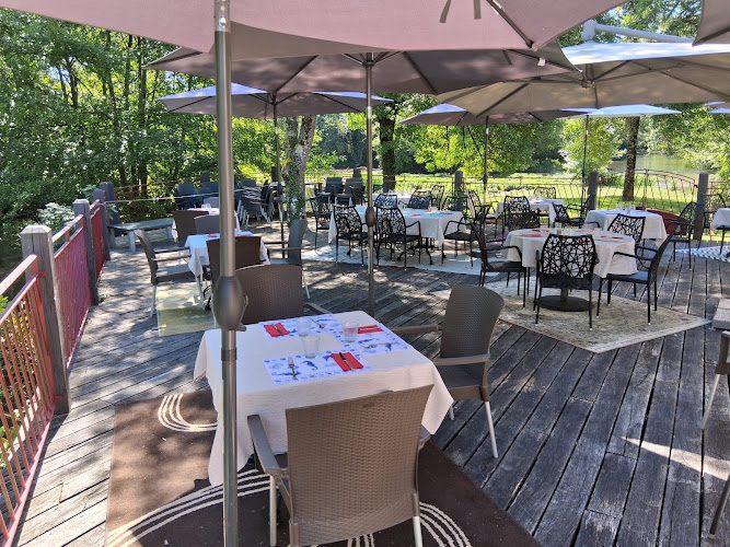 Au Fil de l’O - terrasse sur la Charente face à la roue du moulin — Restaurants avec vue — Condac