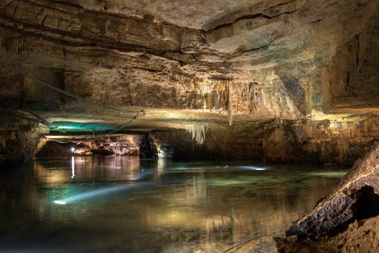 Grottes de Bèze - 300 m en barque sur la rivière souterraine — Visite de grottes & gouffres — Bèze