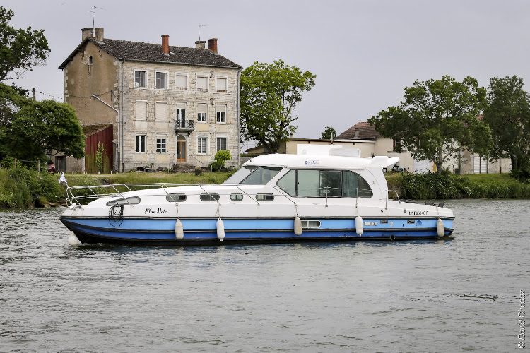 Rêves de Saône - Grill-Boat avec plancha sans permis à Saint-Jean-de-Losne — Location de bateaux sans permis — Saint-Jean-de-Losne