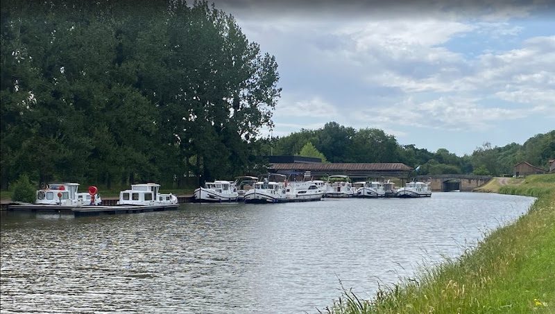 Riverly Corbigny (Locaboat) - Location bateau Canal du Nivernais — Location de bateaux sans permis — Corbigny