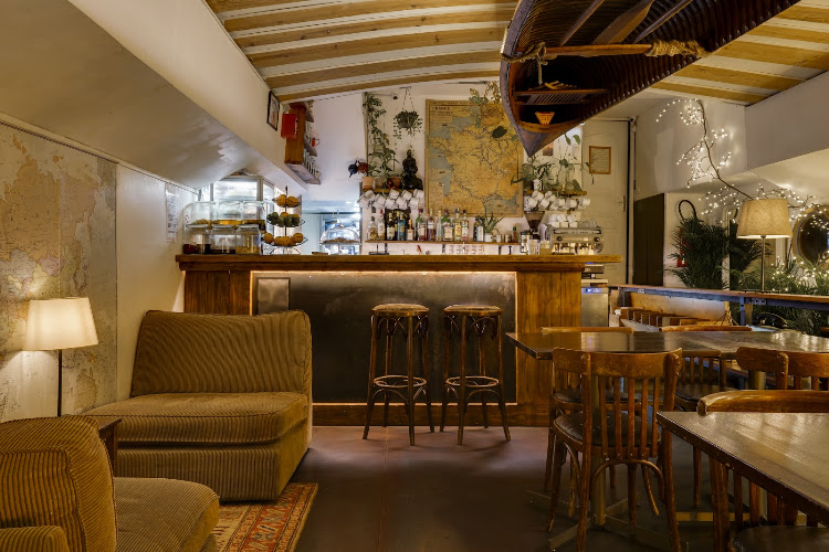 Péniche L'Eau Et Les Rêves - Restaurant / Café - Librairie Botanique — Cafés-librairies & salons de thé littéraires — Paris