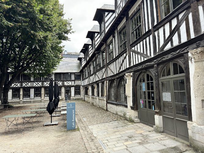 Aître Saint-Maclou à Rouen - ossuaire médiéval, danse macabre et arts du feu — Patrimoine — Rouen